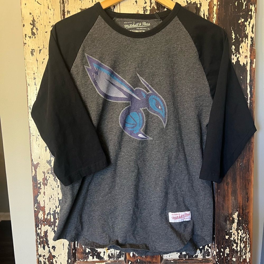 Charlottete Hornets NBA Mitchell & Ness two tone 1/4 T-shirt. L. tailored fit